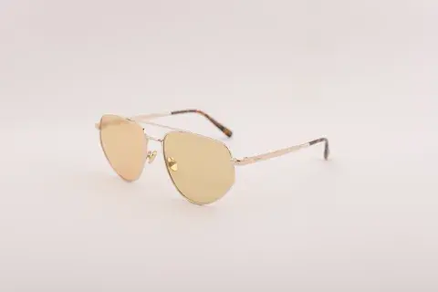 También se suma una tendencia más retro con formatos maxi lentes y la forma de los ‘low eyes’ (ojos tristes o caídos), que aportan una vibra más glam.