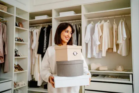 Foto de mujer ordenando ropa. Foto de mujer ordenando ropa.