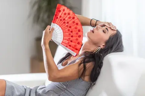 Foto de mujer padeciendo calor. Foto de mujer padeciendo calor.