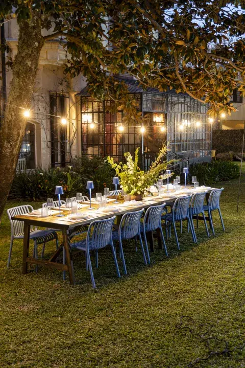 Una mesa con luces cálidas, colores neutros y detalles con flores, es perfecta para Noche Buena y Navidad. Una mesa con luces cálidas, colores neutros y detalles con flores, es perfecta para Noche Buena y Navidad.