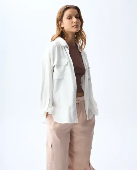 Foto de mujer con look para la oficina que puede usarse el fin de semana. Foto de mujer con look para la oficina que puede usarse el fin de semana.