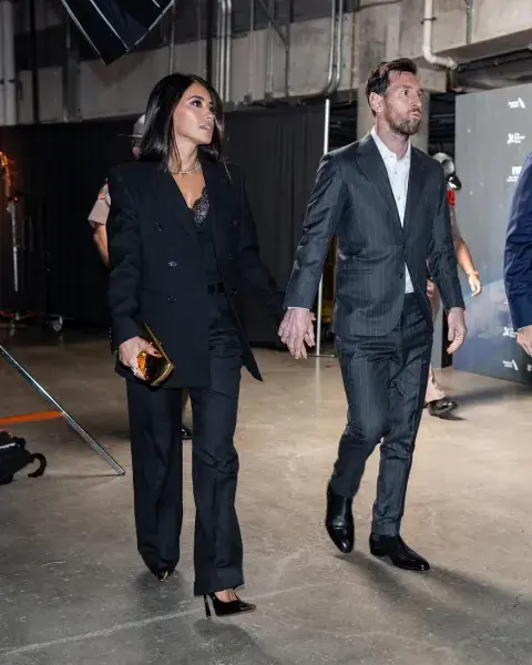 Antonela Roccuzzo lució un increíble traje sastrero en color negro que combinó con un top lencero Antonela Roccuzzo lució un increíble traje sastrero en color negro que combinó con un top lencero