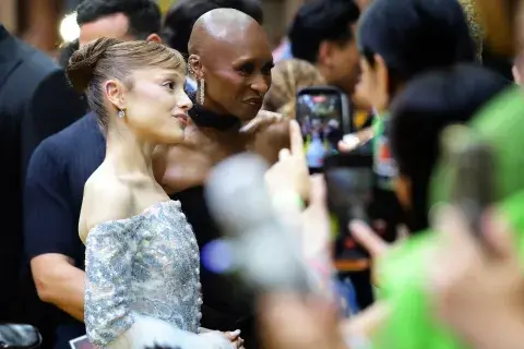 Foto de Ariana Grande y Cynthia Erivo con la prensa en Singapur. Foto de Ariana Grande y Cynthia Erivo con la prensa en Singapur.