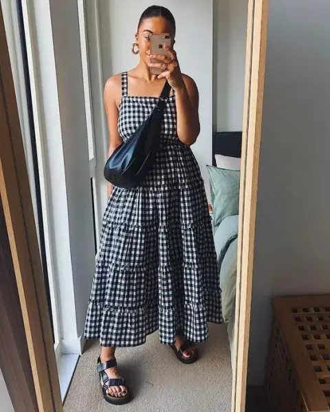 Un vestido liso y uno estampado son la clave para sumar a tu armario