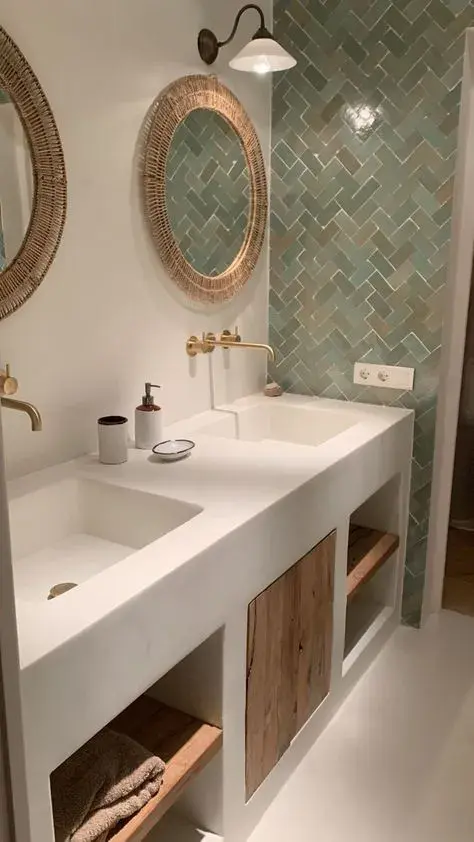 Adiós a los azulejos: los nuevos materiales que transforman el baño sin gastar de más