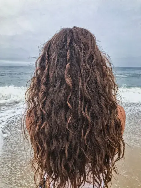 Foto de mujer con beach waves en la playa. Foto de mujer con beach waves en la playa.