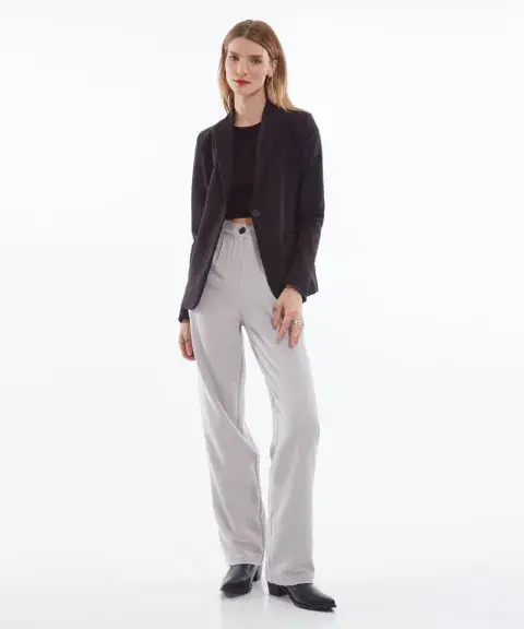 Foto de mujer con look de oficina. Foto de mujer con look de oficina.