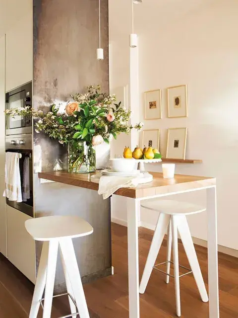 Elegí materiales que armonicen con la decoración existente o que generen un contraste atractivo: madera natural, metal negro o mármol son opciones versátiles y duraderas. Elegí materiales que armonicen con la decoración existente o que generen un contraste atractivo: madera natural, metal negro o mármol son opciones versátiles y duraderas.