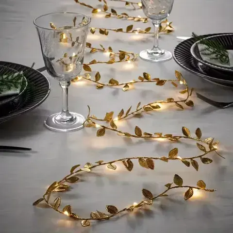 Foto de cadena de luces led como centro de mesa navideño. Foto de cadena de luces led como centro de mesa navideño.