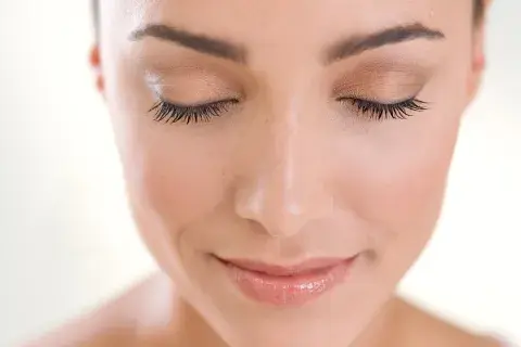 Foto de rostro de mujer con los ojos cerrados.