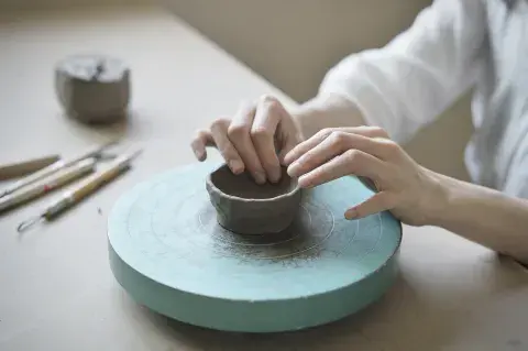 Foto de mujer haciendo manualidades. Foto de mujer haciendo manualidades.