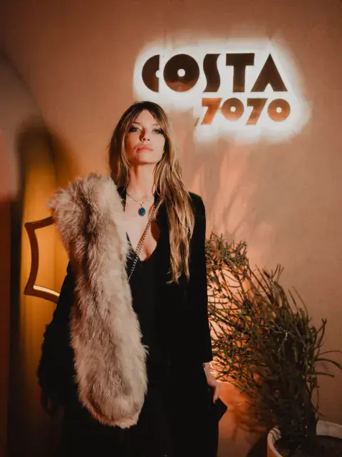 Chloé Bello tampoco quiso perderse la noche de Halloween Chloé Bello tampoco quiso perderse la noche de Halloween