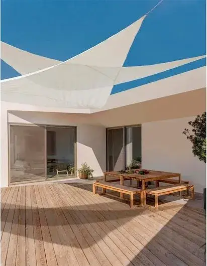 Velas de sombra: triangulares o rectangulares, aportan dinamismo y un aire chic. Velas de sombra: triangulares o rectangulares, aportan dinamismo y un aire chic.