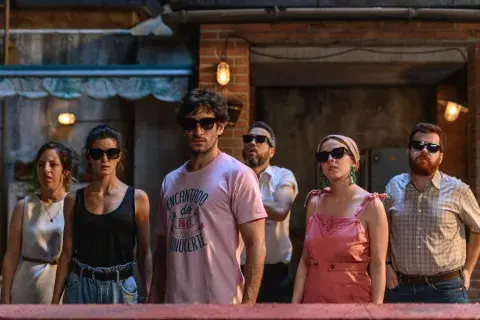 El vecino es un dramedy de fantasía. El vecino es un dramedy de fantasía.