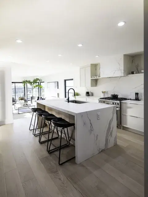 Elegante, resistente y de bajo mantenimiento, la piedra sinterizada se posiciona como el nuevo imprescindible en el diseño de cocinas. Elegante, resistente y de bajo mantenimiento, la piedra sinterizada se posiciona como el nuevo imprescindible en el diseño de cocinas.