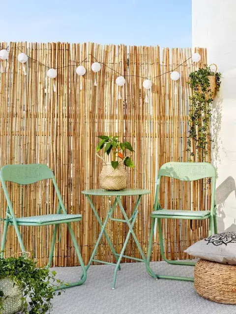 Los biombos, cortinas o celosías permiten crear espacios más íntimos dentro del patio o terraza, mientras que las pérgolas, toldos o velas de sombra protegen del sol y definen visualmente el entorno.
