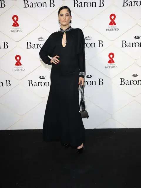 Flor Torrente se inclinó por la elegancia minimalista con un vestido negro de Lacoste. De manga larga y con un delicado escote en forma de lágrima Flor Torrente se inclinó por la elegancia minimalista con un vestido negro de Lacoste. De manga larga y con un delicado escote en forma de lágrima