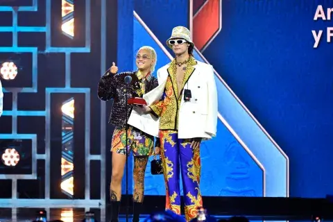 Catriel & Paco Amoroso, dos de los grandes favoritos de los Latin Grammy, arrancaron la noche con un triunfo contundente: se llevaron cinco estatuillas durante la Premiere del Latin Grammy, la gala previa a la transmisión televisada donde se entregan la mayoría de los premios. Catriel & Paco Amoroso, dos de los grandes favoritos de los Latin Grammy, arrancaron la noche con un triunfo contundente: se llevaron cinco estatuillas durante la Premiere del Latin Grammy, la gala previa a la transmisión televisada donde se entregan la mayoría de los premios.