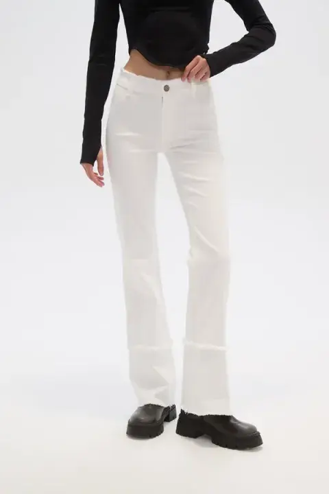 Los jeans rectos volvieron para quedarse (INDIAN $ 59.900,00) Los jeans rectos volvieron para quedarse (INDIAN $ 59.900,00)