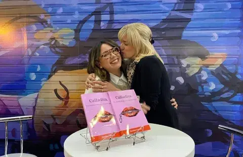 Martina junto a su mamá, que laacompañó en la edición de Calladita.