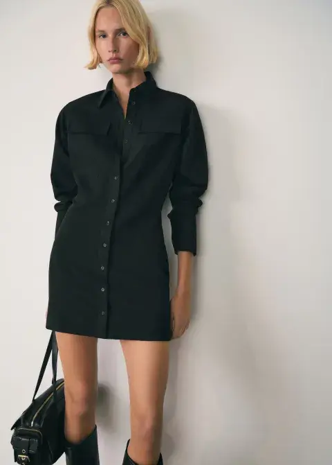 Mujer con vestido de Mango. Mujer con vestido de Mango.