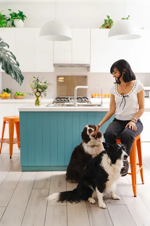 El interiorismo de la cocina lo hizo la arquitecta Milagros Cornejo (@milagroscornejoarq). Sobre la barra, florero (@casa.cinco) con arreglo de la florista Karina Sainz (@karinasainzramosdenovia). El interiorismo de la cocina lo hizo la arquitecta Milagros Cornejo (@milagroscornejoarq). Sobre la barra, florero (@casa.cinco) con arreglo de la florista Karina Sainz (@karinasainzramosdenovia).