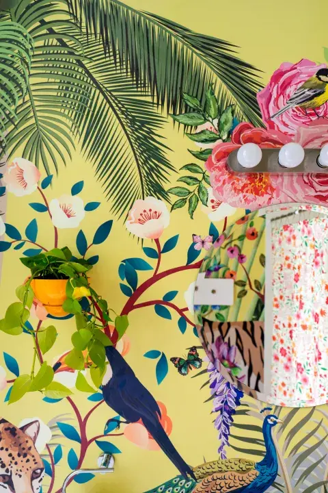 En este baño que explota de diseño, María eligió el empapelado Edén de su marca. En este baño que explota de diseño, María eligió el empapelado Edén de su marca.