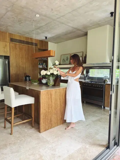 Completó el outfit con un look despojado y natural: cabello suelto, maquillaje suave