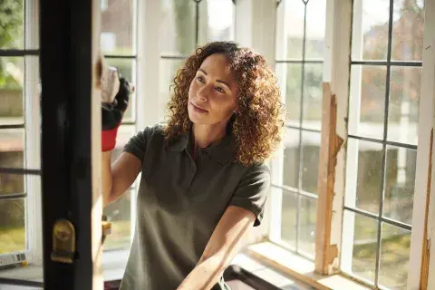 Foto de mujer reparando un mueble antiguo. Foto de mujer reparando un mueble antiguo.