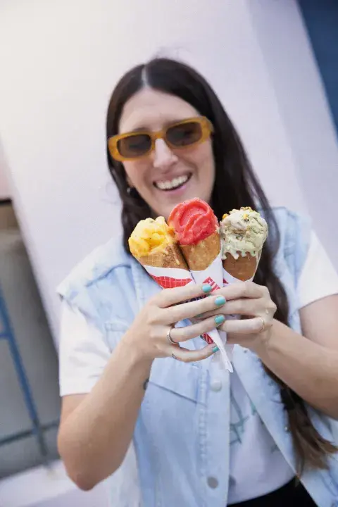 chica con helados chica con helados