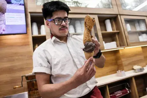 chico haciendo helado chico haciendo helado