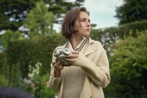 El elenco de Agatha Christie: Las siete esferas está compuesto por Helena Bonham Carter, Martin Freeman y Mia McKenna-Bruce. El elenco de Agatha Christie: Las siete esferas está compuesto por Helena Bonham Carter, Martin Freeman y Mia McKenna-Bruce.