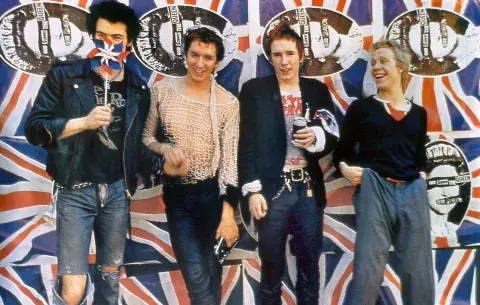Sex Pistols a finales de los ´70, pateó el tablero barriendo con esa tendencia formal y reemplazándola por elementos como tachas, pantalones rotos y camperas de cuero. 
