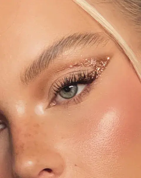 Ojo con detalles de make up dorados Ojo con detalles de make up dorados