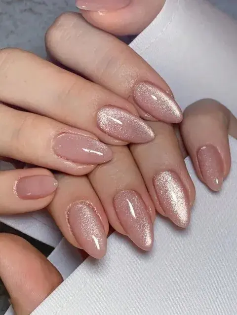 Las uñas con efecto velvet también son tendencia durante el verano Las uñas con efecto velvet también son tendencia durante el verano