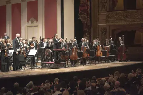 La performance de Vejaciones en el Teatro Colón (Cerrito 628) se extenderá durante más de 24 horas continuas: empieza el viernes a las 20.30 y termina el sábado a la misma hora. La performance de Vejaciones en el Teatro Colón (Cerrito 628) se extenderá durante más de 24 horas continuas: empieza el viernes a las 20.30 y termina el sábado a la misma hora.