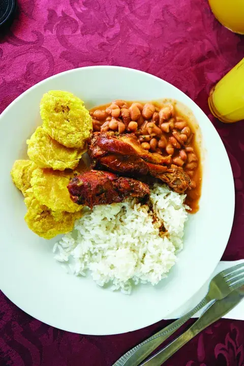 Llaman "bandera" a este plato que lleva arroz, carne y chauchas, acompañado con plátanos o palta. Llaman "bandera" a este plato que lleva arroz, carne y chauchas, acompañado con plátanos o palta.