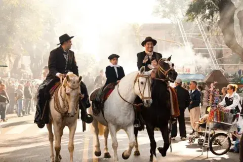 La Feria de Mataderos celebrará el Día de la Tradición con las mejores artesanías, grandes platos argentinos y muchos productos regionales. La Feria de Mataderos celebrará el Día de la Tradición con las mejores artesanías, grandes platos argentinos y muchos productos regionales.