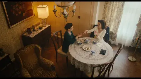Foto de Monna Antonópulos y Julieta Zylberberg en la serie Yiya. Foto de Monna Antonópulos y Julieta Zylberberg en la serie Yiya.
