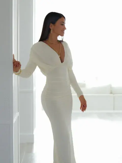 Elegancia minimalista, lujo sustentable y un precio accesible se combinan en un look que la consolida como referente global de moda.