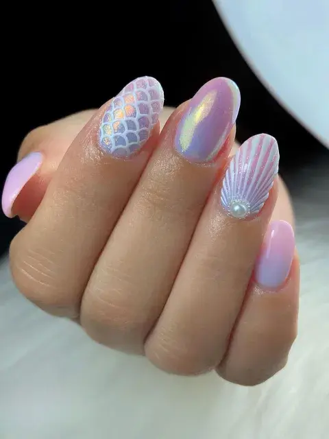 Brillo perlado, reflejos iridiscentes y una vibra marina que invita a soñar: las mermaid nails llegan para transformar la manicura en un verdadero objeto de deseo. Brillo perlado, reflejos iridiscentes y una vibra marina que invita a soñar: las mermaid nails llegan para transformar la manicura en un verdadero objeto de deseo.
