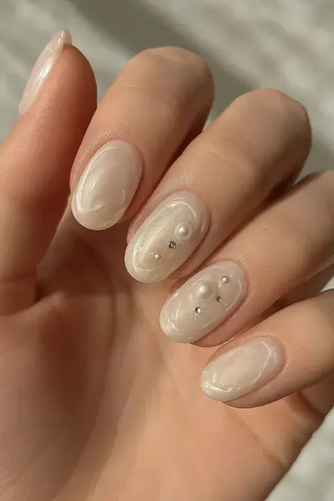 Uñas de perlas: los diseños más elegantes para las fiestas