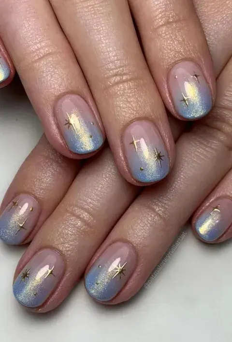 Uñas minimalistas con un toque festivo: 15 manicuras elegantes para este fin de año Uñas minimalistas con un toque festivo: 15 manicuras elegantes para este fin de año