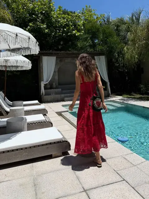 Se trata de una pieza que se destaca por su bordado calado y delicado motivo floral, ideal para un look romántico y veraniego Se trata de una pieza que se destaca por su bordado calado y delicado motivo floral, ideal para un look romántico y veraniego