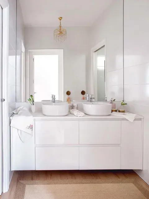 Si el color elegido es intenso o protagónico, una buena estrategia es concentrarlo en un espacio puntual: un living, un toilette, un rincón de lectura o el dormitorio. Si el color elegido es intenso o protagónico, una buena estrategia es concentrarlo en un espacio puntual: un living, un toilette, un rincón de lectura o el dormitorio.