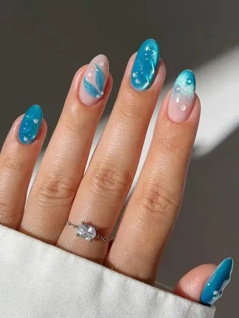 Brillos iridiscentes, tonos oceánicos y detalles que parecen salidos del fondo del mar: las mermaid nails se convierten en la manicura más deseada de la temporada. Brillos iridiscentes, tonos oceánicos y detalles que parecen salidos del fondo del mar: las mermaid nails se convierten en la manicura más deseada de la temporada.