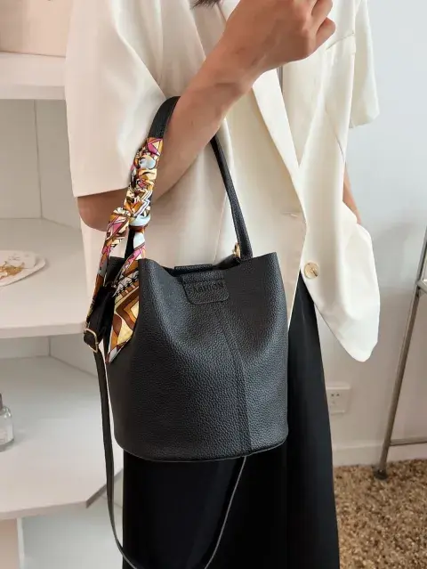 Bolsos cubo: el accesorio tendencia que será furor en 2026 Bolsos cubo: el accesorio tendencia que será furor en 2026