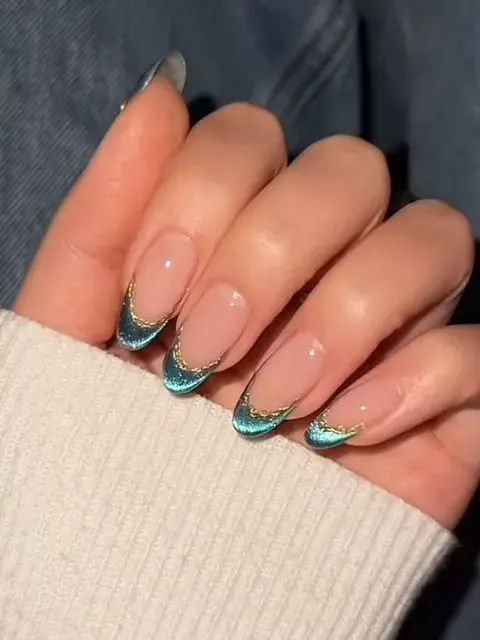Una reinterpretación veraniega de la manicura francesa, usando los colores típicos del océano. Una reinterpretación veraniega de la manicura francesa, usando los colores típicos del océano.