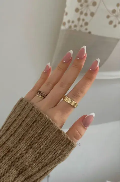 Uñas minimalistas con un toque festivo: 15 manicuras elegantes para este fin de año Uñas minimalistas con un toque festivo: 15 manicuras elegantes para este fin de año