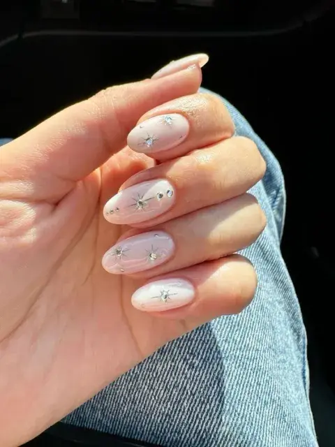 Al color nude, sumale brillos. ¡Las uñas joya son tendencia!